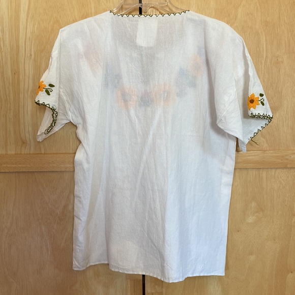 Cancun Mexico White Hand Sewn Sunflower Embroidered Short Sleeve Boxy Top NWT - Picture 2 of 10
